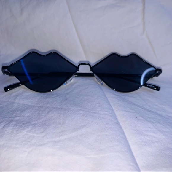 Lip shaped sunglasses - Picture 1 of 2